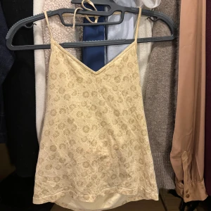 Beige blommig linnetopp - Supersöt beige linnetopp knyts runt halsen