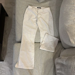 Vita low waist kostymbyxor från Bik Bok - Snygga vita low waisted kostymbyxor från Bikbok i storlek 36. Säljer då dom är för korta för mig. 