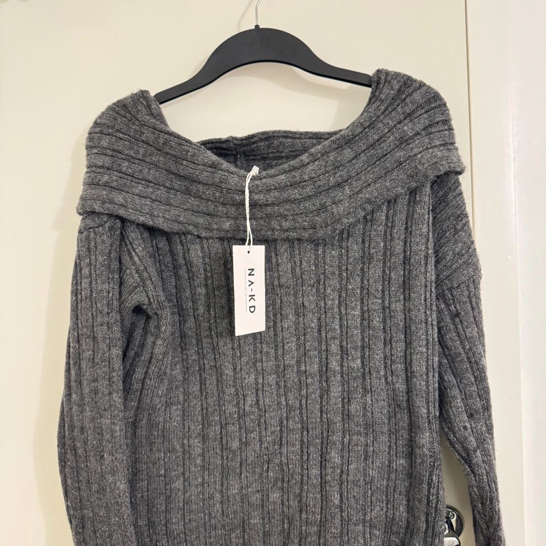 Grå ribbstickad offshoulder-tröja NA-KD - 1