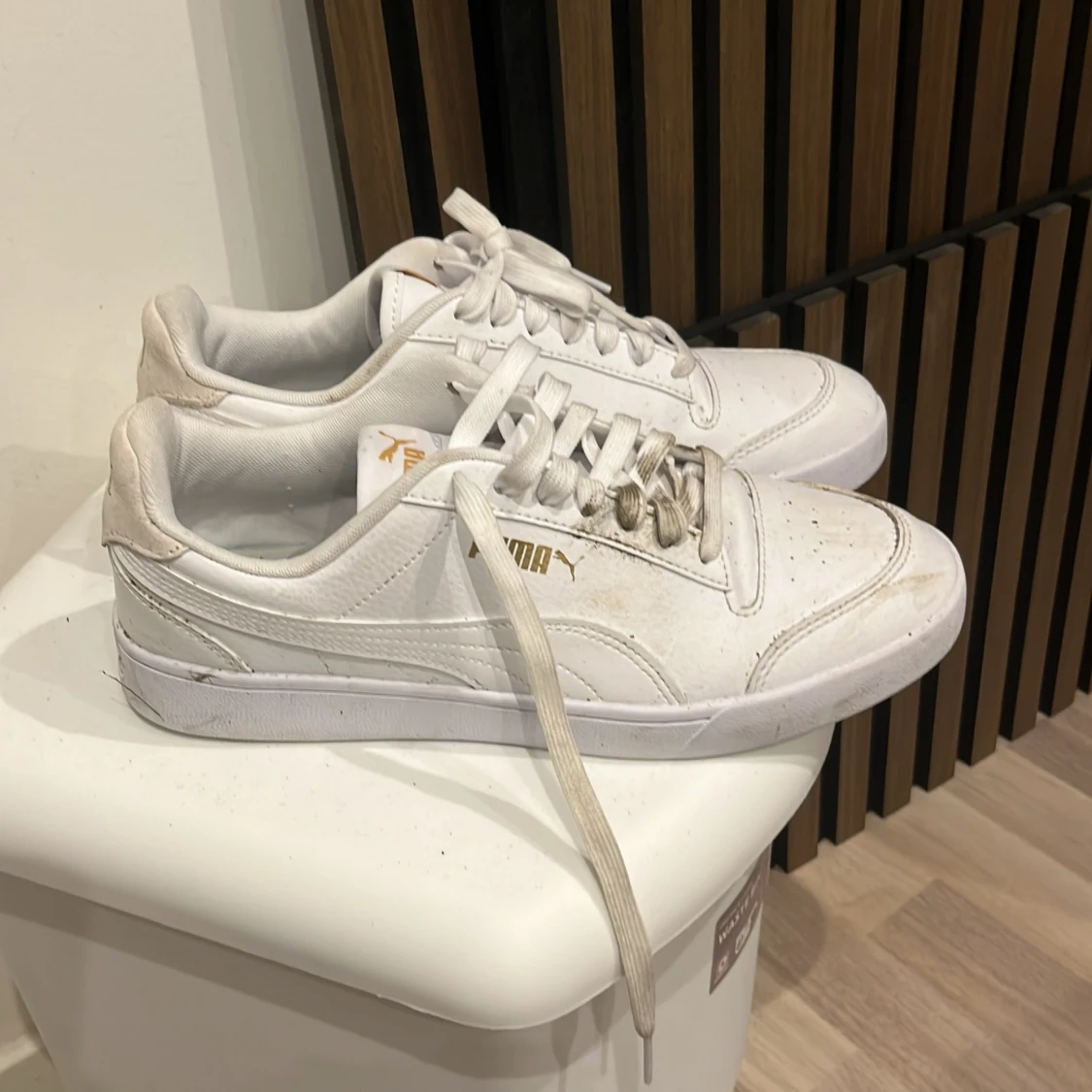 Vita Puma sneakers med gulddetaljer - 3