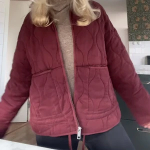 Vinröd zara jacka - så snygg zara jacka! perfekt till hösten ❤️Storlek M men passar mig som är xs, har ett litet hål. slutsåld på hemsidan!