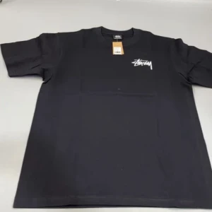 Svart Stüssy t-shirt - Jag nyligen köpte den här svart T-shirt som jag vill inte längre använda längre och jag har bara använd den inomhus lite gran och det kommer med tags                                                         Storlek: Large                                                           Möts bara i Märsta📍