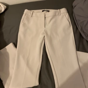 Beige kostymbyxor med raka ben - Snygga beige kostymbyxor från bikbok. Använd en gång när jag de skulle testas. Helt nya. Dem var små på mig💗
