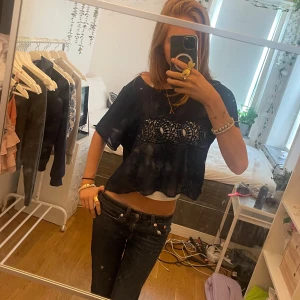 Mörkblå T-shirt med broderade detaljer - Jätte fin tröja från Lindex som jag klippt av i ärmarna och magen, köpt på second hand och bara använd fåtal gånger! 💕 skriv för mer frågor ❣️