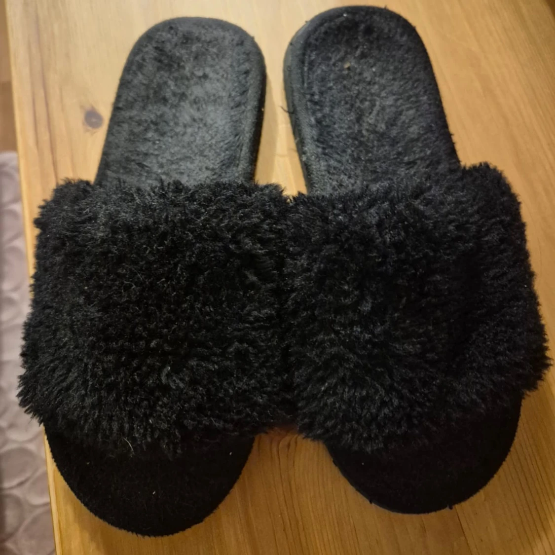 Svarta fluffiga sandaler