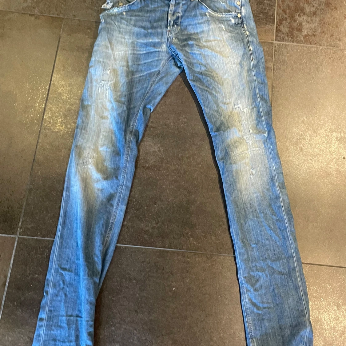 Blå jeans från Dondup med slitningar