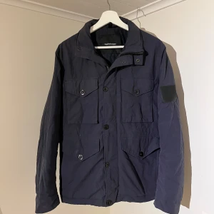 Peak Performance Fieldjacka mörkblå  - Säljer denna sjukt snygga Fieldjackan från Peak Performance⭐️ Färgen är mörkblå och storleken är M✅ Jackan har inga defekter och skicket är utomordentligt🙌🤝 Sjukt najs passform och passar perfekt till hösten🍁🙌 Tveka inte på att höra av er dig vid minsta fråga eller fundering😊