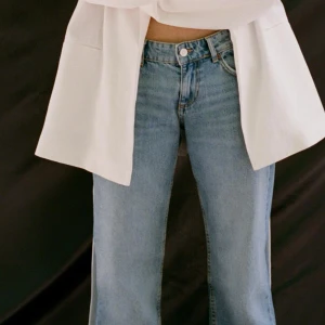 Zara jeans - JEANS TRF WIDE LEG LÅG MIDJA, oanvända med prislapp kvar🩷dessa jeans är väldigt små i storleken. Köpte 40 och 42 och storlek 40 satt bra på mig som vanligtvis har 36. Skulle säga att 42 passar 38