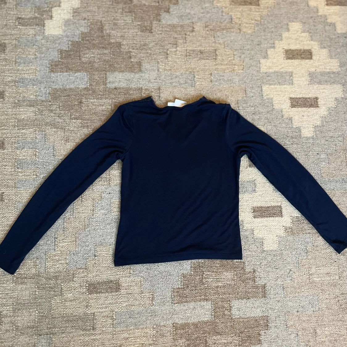 Mörkblå långärmad topp med spetskrage - 3