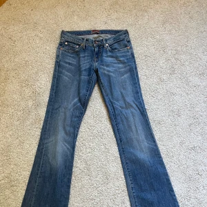  bootcut jeans blå -  jeans i blå denim med bootcut passform. Snygga bakfickor med broderade detaljer. Låg midja. Köpte på Plick men har själv aldrig använt då de är för små.