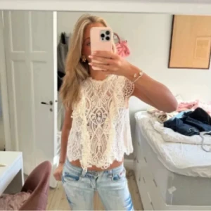 Vit spetsblus med volang från Zara - Superfin vit blus från Zara i spets med snygga volangdetaljer! 🤍🤍