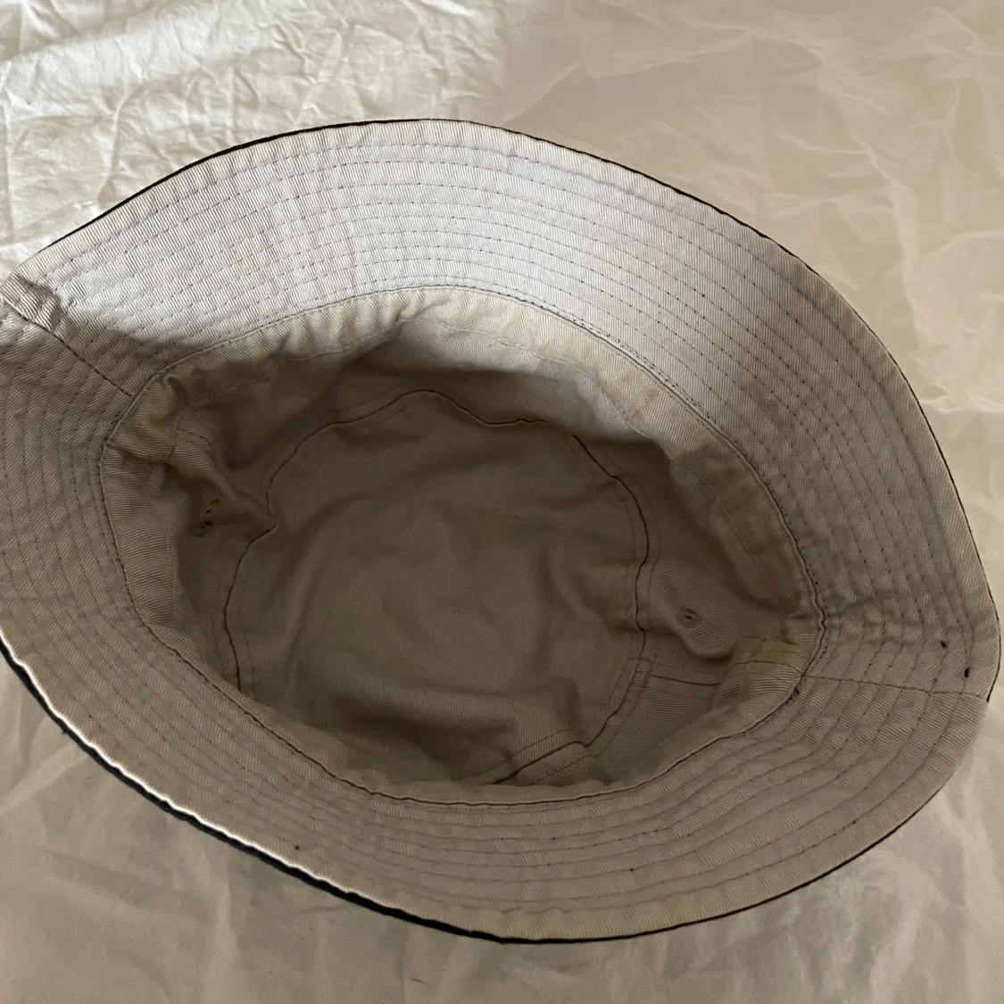 Svart bucket hat Munkbysjön - 2