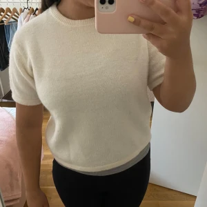 Vit stickad tröja från Gina Tricot - Supermjuk vit stickad tröja från Gina Tricot🩷modellen har korta ärmar, rund halsringning och en rak passform. Aldrig använd, har bara legat i gaderoben❣️