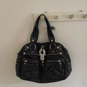 Ny George Gina & Lucy väska  - Säljer mina älskade GG&L väska då den tyvärr inte kommer till användning, den är i perfekt skick och knappt använd inga defekter  Modellen är : Double B  Original pris 200 €