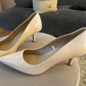 Beige pumps med spetsig tå - Säljes på grund av att de är för stora, endast använda en gång