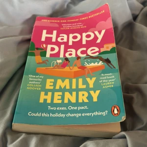 Happy Place - En färgstark och charmig bok om två ex som låtsas vara tillsammans under en sista semester med vännerna. Perfekt för dig som gillar romantik, humor och sommarvibbar! Rekommenderas av populära författare och passar unga vuxna som vill ha en feelgood-upplevelse.