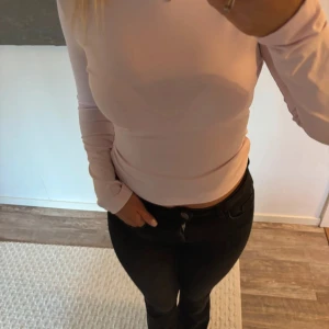 Ljusrosa långärmad topp - Säljer en ljusrosa långärmad topp med tight passform. Tröjan är croppad och har en detalj på sidan. Toppen är från SHEIN 