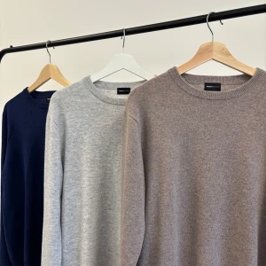 3pack Merinoull & KashmirCrewnecks (Nya) - Tjena säljer helt nya tröjor i 90% merinoull och 10% Kashmir från mitt klädföretag. Tröjorna är helt nya och finns i 3 färger och storlekarna Xs-L. Kolla mina tidigare annonser för mer info eller hör av dig om du har några frågor!