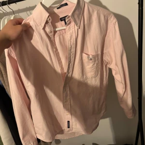 Ljusrosa skjorta från gant - Snygg gant skjorta i riktigt bra skick! Det är storlek Xl i ungdom som motsvarar XS i vanliga storlekar! Den är enkel att staila! Säljer den för endast 129kr! Skriv vid intresse och frågor! Tar emot byten också!