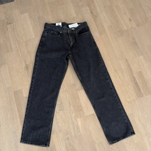 Svarta loose jeans från Vailent XS - Säljer ett par svarta loose fit jeans från Vailent i storlek XS. Jeansen har raka ben, klassiska fem fickor och är tillverkade i ett robust denimtyg. Perfekta för dig som gillar en avslappnad och trendig look.