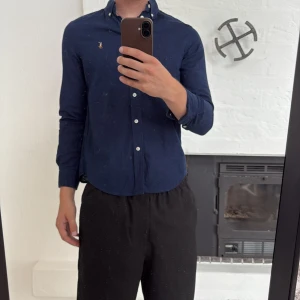 Ralph lauren linneskjorta - Storlek 14-16 år. Så ungefär xxs. Är 178cm för jämnförelse. Sitter extremt litet på mig. Har small vanligtvis. 