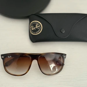 Ray-ban Boyfriends - Ett par feta Ray-Ban Boyfriend i väldigt bra skick. Användna såklart men finns inget tecken på det, eller något vidare. Köpte dessa för kanske 2 år sen, på synsam. Tror dom är storlek L, är inte helt säker men är säker på att dom är det. Men kommer inte till användning något mer därför säljer jag dom. Pris kan diskuteras absolut!