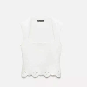 Vit topp från Zara - Supersöt vit linnetopp från Zara med fyrkantig ringning och broderade blommor längs ned. Toppen är ärmlös och har en fräsch, somrig vibe ☺️🌸☀️