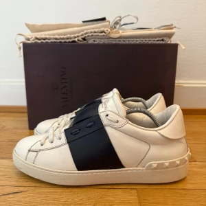 Valentino open sneakers  - Säljer nu dessa fina valentino open skor | Super fint skick | Storlek 40 | Kommer med box,dustbag och kvitto | Hör gärna av er vid frågor eller funderingar 