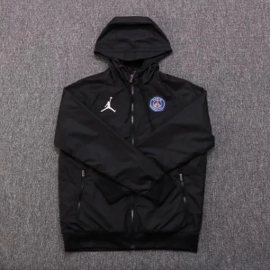 Svart vindjacka med PSG-logga - Snygg svart vindjacka från Jordan med PSG-logga på bröstet. Jackan har en dragkedja framtill och en praktisk huva. Perfekt för sportiga tillfällen eller som en stilren vardagsjacka.                                              Finns i Storlekar: S,M,L,XL,XXL
