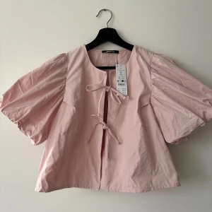 Topp med Puffärmar Gina tricot - Helt i nyskick! Färgen passade inte mig och nu har den legat i garderoben helt orörd alldeles för länge. Hoppas den kan få en ny ägare💗