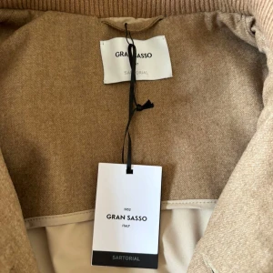 Gran sasso cardigan - En helt ny oanvänd gran sasso cardigan. Riktigt schysst nu till våren. Den är i storlek 46 och passar S. Nypris på denna ligger på 7000. Tveka inte på att höra av er om ni har frågor!