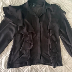 Svart fin blus🩷 - Säljer denna lite finare blus från Lindex! Endast använd en gång🥰 Dm för frågor!