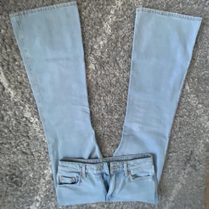 Weekday jeans - Helt nya weekday jeans i mid -waist Bootcut utan prislapp, lägger upp igen. Oanvända pga fel storlek 