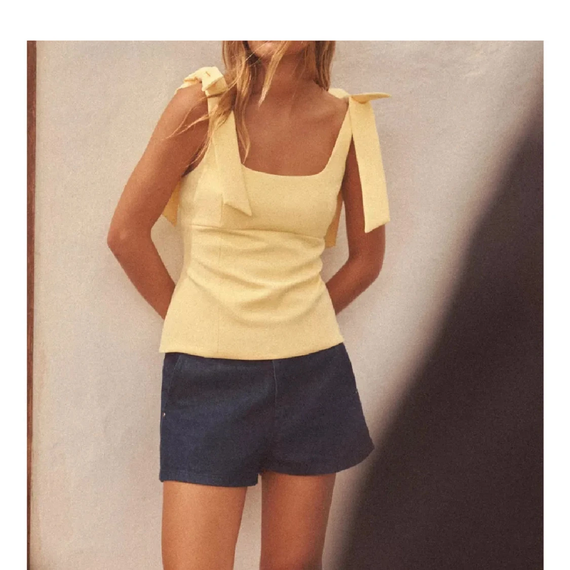 Gul topp med knytband från Zara