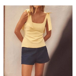 Gul topp med knytband från Zara - ‼️INTRESSEKOLL‼️slut onlie! Snygg gul topp från Zara med prislapp på, endast testad💗Toppen har en figurnära passform och mjuk i materialet. Kom med prisförslag 