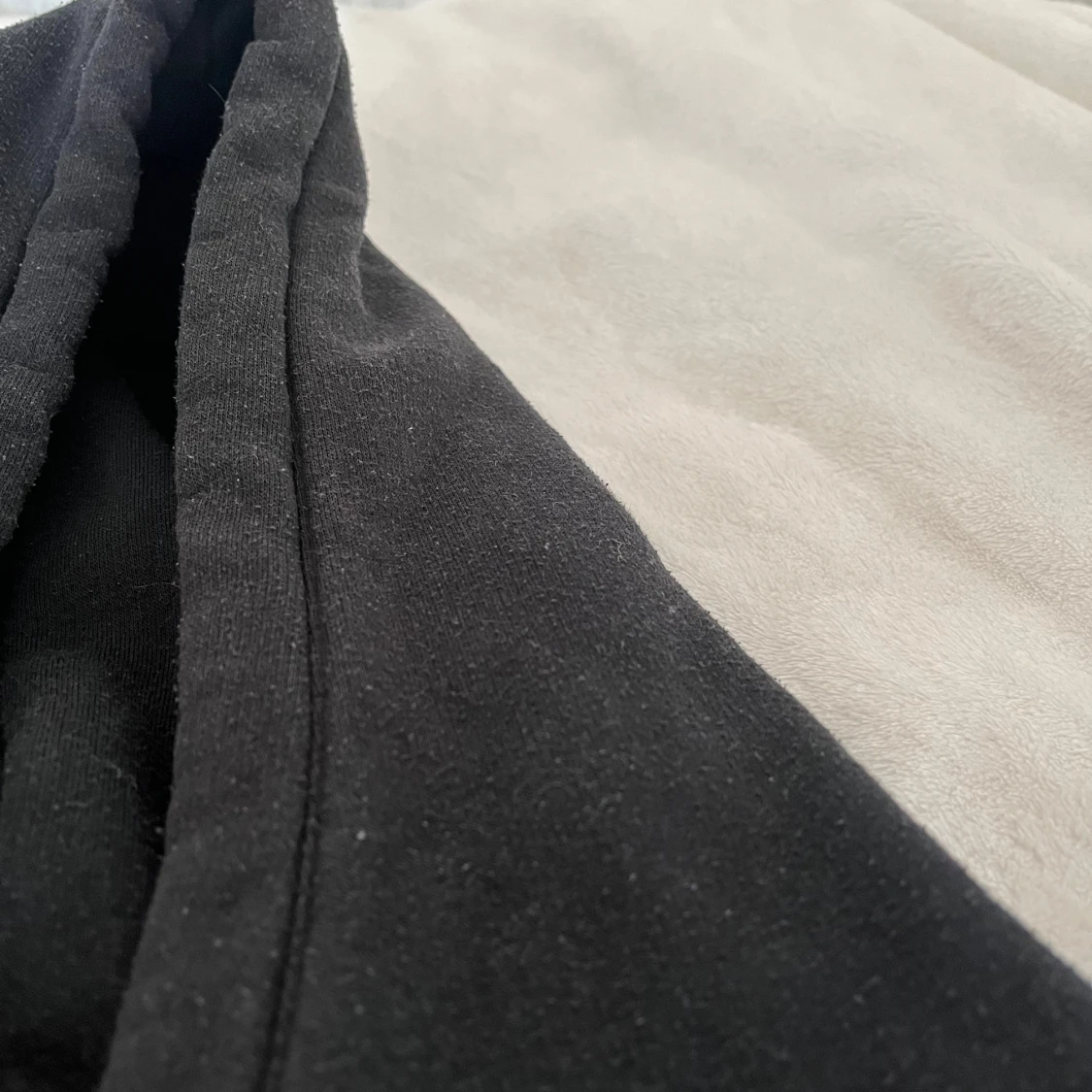 Svart hoodie från BikBok - 1