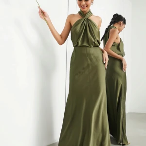 Olivgrön balklänning - Sååå fin olivgrön balklänning i satin med halterneck-design. Den är använd 1 gång men är i väl bevarat skick💞