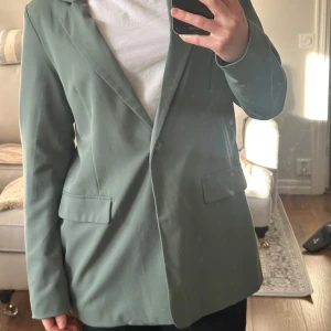 Grön kavaj - Nyskick och i oversized modell 😇 Skriv gärna för fler bilder eller frågor 