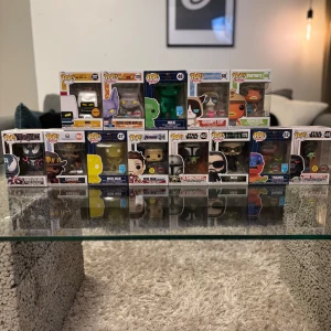 Funko pop - Tja försöker sälja av mina Funko pop gubbar som jag har använt som dekoration. Mycket enkel men ändå stillren dekoration som kan pimpa upp ditt rum. Skriv till mig för priser för gubbarna