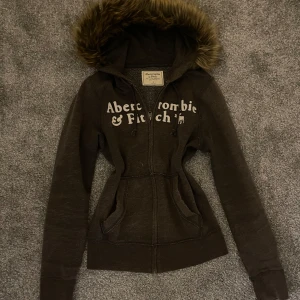  fur zip up hoodie från Abercrombie & Fitch - Säljer min 2000s zip up fur hoodie från A&F! Jätte bra skick