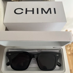 Chimi 04 - Säljer mina nya chimi 04L. Köptes för några veckor sedan för 1350kr. Inga repor eller defekter så jah använt dem fåtal gånger. Allt medföljs. Säljer för 800kr.