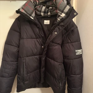 Svart pufferjacka från Burberry - Säljer en snygg svart pufferjacka från Burberry.