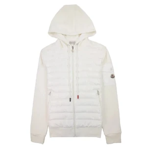 Vit cardigan från Moncler - Säljer en stilren vit cardigan från Moncler med dragkedja och huva. Jackan har en quiltad framsida och ribbade muddar. Perfekt för kyliga dagar med sin snygga och funktionella design.