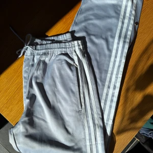 Blå byxor med knappar - Blå byxor med knappar. Rensar ur min garderob från en hel del oanvända kläder🌼 Om du ser något mer i min profil som du gillar så skickar jag med det till dig också!😊 Fler kläder kommer! 