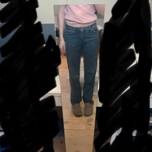 Gina raka jeans - Snygga jeans från Gina Tricot i en vintage färg. Strl 32/xs. Jättebra skick, knappt använda. Passformen är rak o har en medel-låg midja. Passar bra till vardags men också på festliga tillställningar med en fin blus t.ex. Nypris omkring 400-500🩷