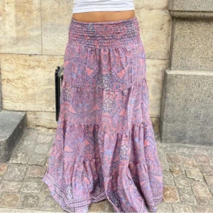 Rosa lila lång kjol - Använd en gång! Perfekt till sommaren! Kjolen är från ett danskt märke som inte säljer den längre