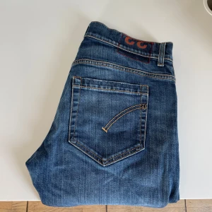 Dondup George - Tjena, säljer mina Dondup Jeans i den trendiga modellen George. Jeansen är knappt använda, cond 8/10. Nypris: 3200kr, hör av er vid minsta intresse//Anton 