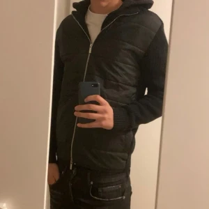 Svart cardigan  - Svart cardigan i storlek S. Nypris 1200. Hör av er vid frågor. Pris kan sänkas vid snabb affär! 🤩