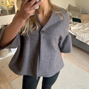 Trekvartsärmad kappa - Säljer en så fin grå kappa med trekvartsärmar. Perfekt till våren 🥰🥰