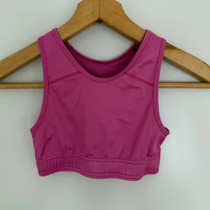 Sport-BH - Sport-BH från Newbody som säljs eftersom den är för liten. Skicket är okej på grund av att den är något nopprig, men funkar fortfarande som den ska!💗  Storlek S, men passar XXS-XS.